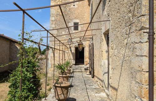 Prieuré du XVème restauré, jardin clos de 2000 m², piscine, cheminée, WiFi fibre, proche église - FR-1-653-219 - Foto 6