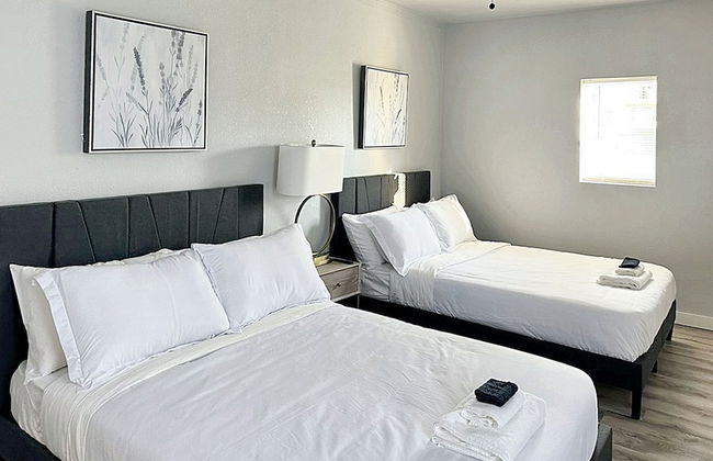 Vintage Vibes Modern Comfort 2BR for 6 Guests - Photo 11