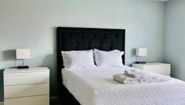 Cheerful 3 Bedroom Vacation Home - Photo 2