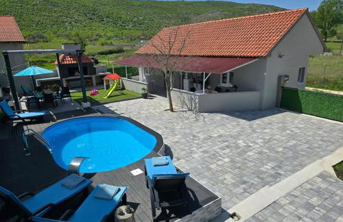 Grey House with heated pool Kričke Drniš - Foto 1