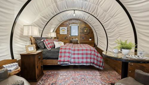 Grand Canyon Covered Wagon for Family-Friendly Glamping in Meadview, Arizona - Foto 3