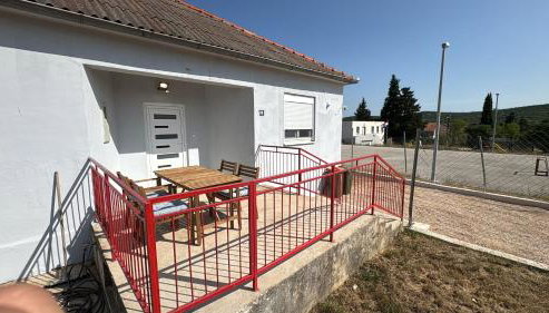 Olive House - Photo 4