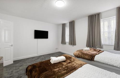 Roomy 3 bedroom house, 2 baths - Photo 2