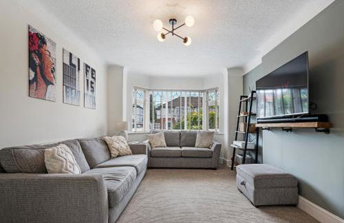 Pass The Keys Picture Perfect Haven in Didsbury Village - Free Parking & EV Station - Photo 3