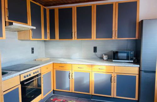 GHomeT - 6 Zimmer Wohnung with parking - Up to 10 guests - Monteur, Handwerker & Large family welcome - Foto 11