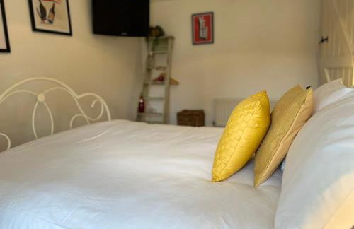 Spacious 4 Bedroom Farmhouse - Photo 53