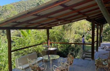 Casa com rio privado passando na frente e cercada por belas montanhas e piscina natural Estrada pavimentada até o estacionamento - Foto 20