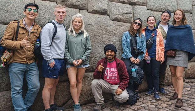Free tour alternativo por Cusco - Foto 3, ¡Momento foto en la Piedra de los 12 ángulos!