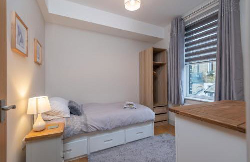 Sleeps 6 4 bedrooms 2 minute walk to the Square Hosted Happy Valley Cast - Photo 32