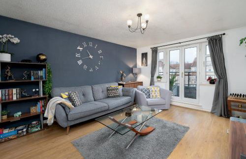 Stylish 2-Bed Flat with Balcony Near Haymarket - Pass the Keys - Foto 5