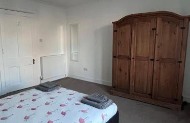 Spacious 2 bedroom flat nearby train and bus station - Foto 33