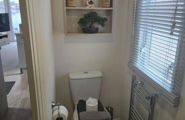 Lakeside Holiday Home with Hot Tub - Foto 23