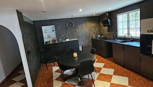 Apartment in big house with private pool & large outdoor space - Photo 5