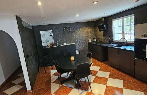 Apartment in big house with private pool & large outdoor space - Photo 5