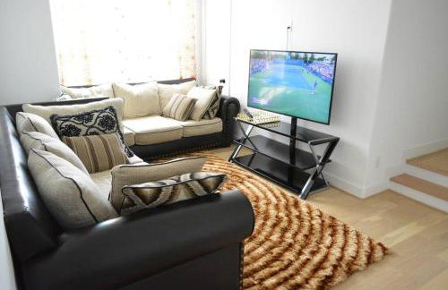 Tranquil Downtown Escape with Backyard - Photo 11