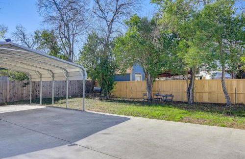 Walk to Parks and Dining Pet-Friendly Home with Yard! - Foto 4