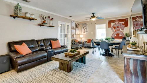 Hot Tub and Outdoor Kitchen Stylish Home in Bryan - Foto 3