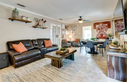 Hot Tub and Outdoor Kitchen Stylish Home in Bryan - Foto 3