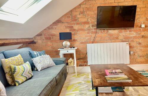 Windows over Stroud - 2BR Penthouse in Historic Building - Foto 7