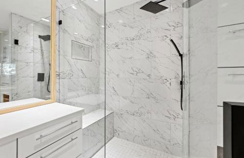 Luxe and Modern Dallas Condo 2 Mi to Highland Park! - Foto 18