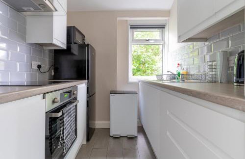 4 Bedrooms Homely House - Sleeps 6 Comfortably with 6 Double Beds,Glasgow, Free Street Parking, Business Travellers, Contractors, & Holiday-Goers, Near All Major Transport Links in Glasgow & City Centre, Perfect for Common Wealth Games 2026 - Foto 3