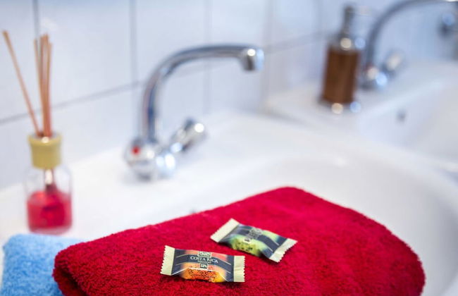 Courtyard View - Manor by the Lake - Photo 10