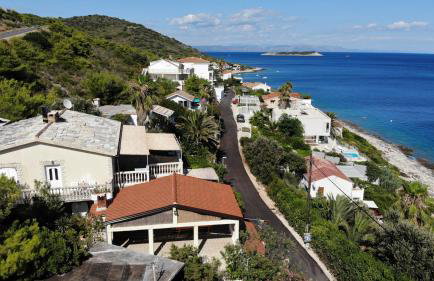 Apartments by the sea Milna, Vis - 8917 - Photo 1