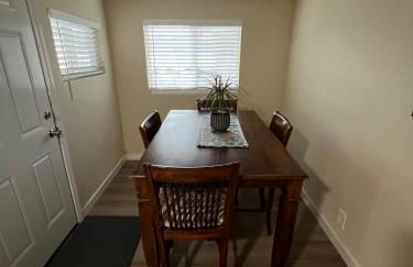 Peaceful Lakeside Retreat - Cozy 3BR Waterfront Home - Foto 10