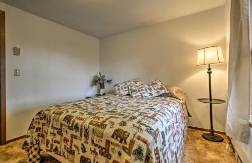 Cozy Angler's Apt - Steps to Trout Fishing River! - Foto 12