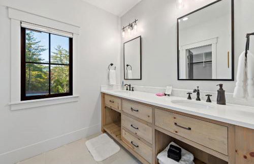 Hilltop Lodge Opulent Lakefront Living in Lake James - Photo 20