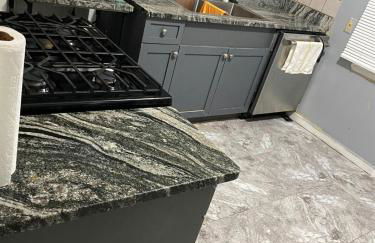 At the Center of Dearborn, MI 2 Bedroom apartment with backyard and balcony - Foto 16