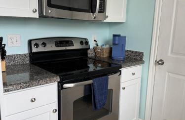Modern condo right across from beach and pool - Foto 12