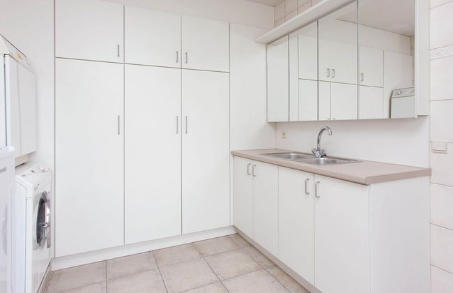 Peer Villa With Garden - Photo 13