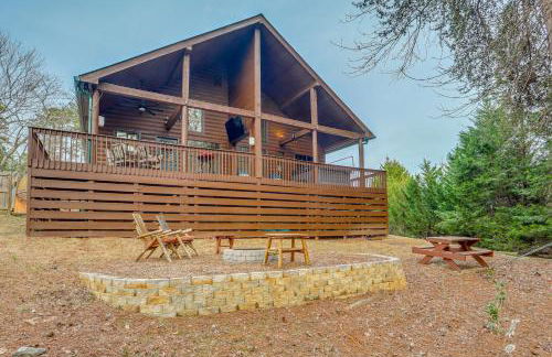 Steps to Lake Lanier Wooded Escape with Boat Dock - Foto 1