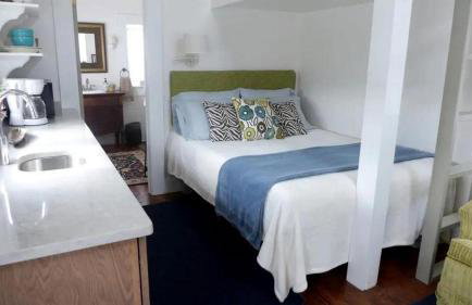 Serene Tiny House with a Big Charm for Glamping in Virginia - Photo 40