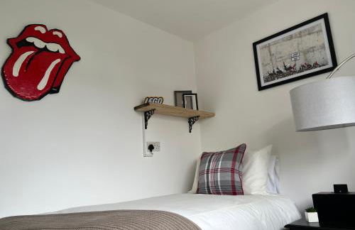 Spacious 4 Bedroom Farmhouse - Photo 34