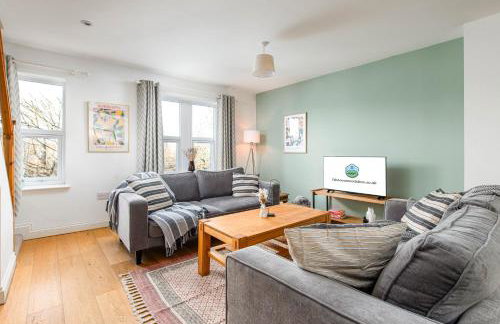 Large 5Bed Town House-Sleeps 9-By FabAccommodation - Foto 5