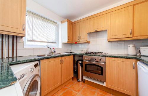 Bright 2BR flat off trendy Chiswick High Road - Photo 29