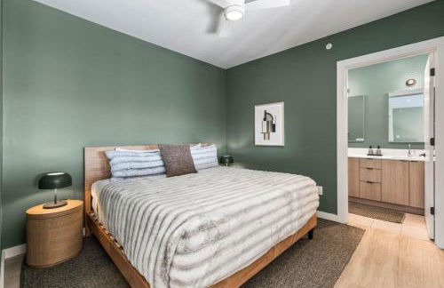 Penthouse Luxury with Pool Patio and City View plus Walk to Broadway - Foto 9