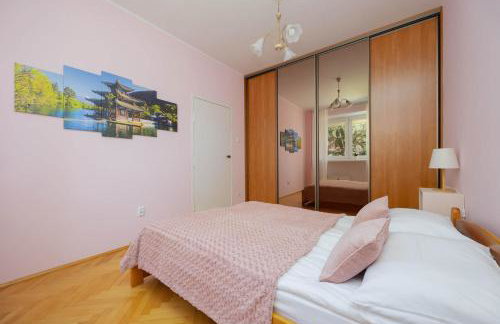 Atmospheric and Spacious Apartment in Warsaw for 3 People by Noclegi Renters - Foto 15