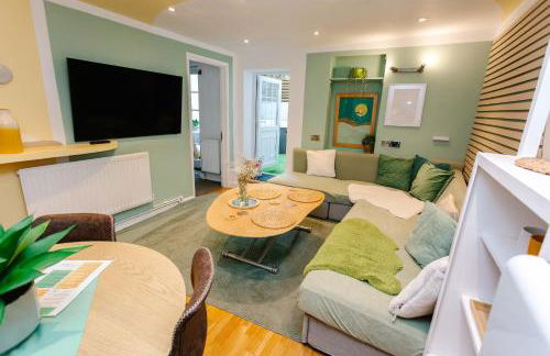 Town Centre Oasis with Two Hot Tubs - Photo 14