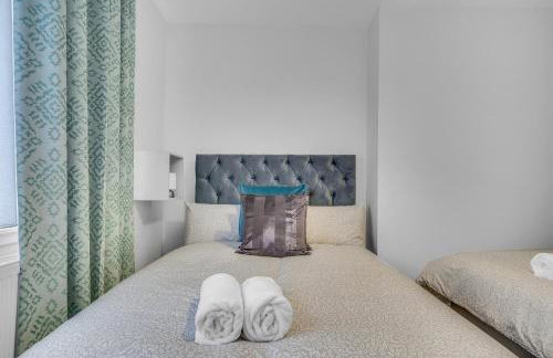 3 Bedrooms Homely House in Motherwell Sleeps 8 comfortably with 6 double beds Near Glasgow Edinburgh Free Private Parking Business Travellers Contractors Holiday Goers Near all Major transport links - Foto 22