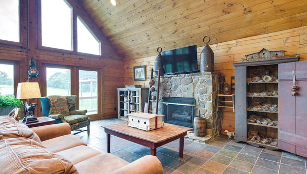 12 Mi to Staunton River: Nathalie Cabin w/ Deck - Photo 2, Intérieur