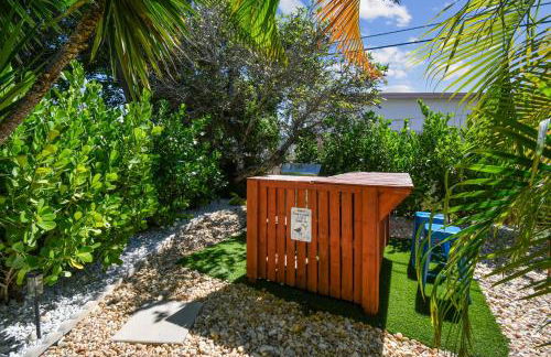 Luxury Home with Hot Tub & Outdoor Oasis blocks from the Beach - Foto 17