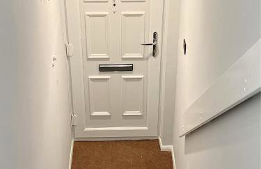 Stunning apartment in Beckton with Private Entrance - Photo 6