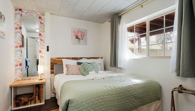 Coast PalmTree Yard 2BR Block from Beach - Photo 5, Room