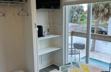 Cheerful 7 Bdrm Home with Private Pool One Block from Beach - Foto 26