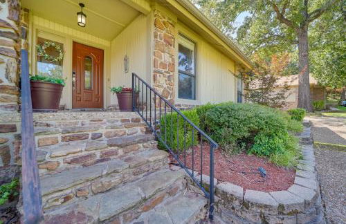 Spacious Arkansas Abode with Balcony and Fire Pit! - Foto 25