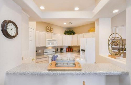 Mountain-view condo with incredible sunset views, pool, hot tub & grill - Foto 9