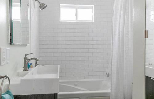 Stylish 3br Cozy Home 10min Drive from ND! - Foto 52